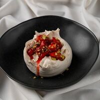 Мягкая Павлова с тартаром из клубники в Hamster