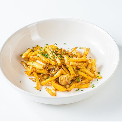 Жареный картофель с белыми грибами в Drunken duck pub по цене 520 ₽