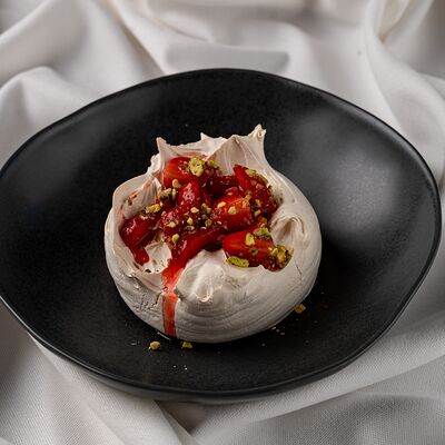 Мягкая Павлова с тартаром из клубники в Hamster по цене 690 ₽