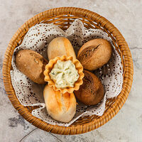 Корзинка с теплыми булочками и намазкой в Ив.Дурдинъ