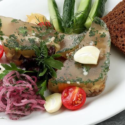 Домашний студень из телячьих щек и свиной рульки в Максимилианс по цене 520 ₽