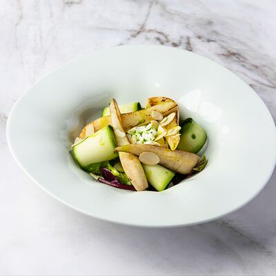 Салат с карамелизированной грушей, цуккини и сыром страчателла в Хлеб и Вино по цене 790 ₽