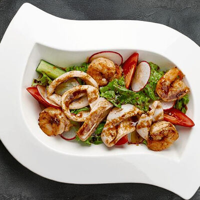 Жареные кальмары с тигровыми креветками и овощами в Urartu по цене 1200 ₽