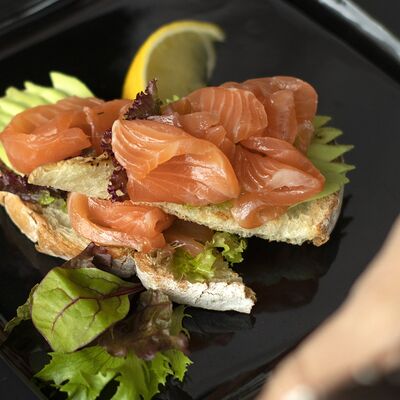 Брускетта с лососем в Lemongrass по цене 723 ₽