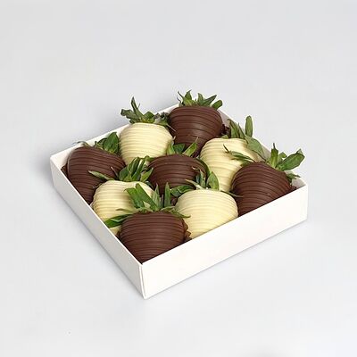 Коробка Black & White S в Клубника в шоколаде VeryBerryLab по цене 4090 ₽