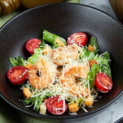 Салат Цезарь с креветками в ЕрмолаевЪ Генштаб по цене 540 ₽