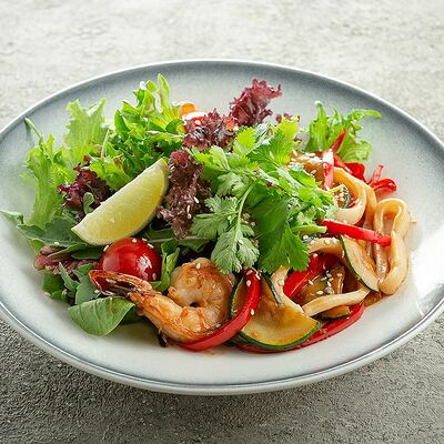 Тёплый салат с креветками, кальмарами и молодым цукини в Склад 22 по цене 690