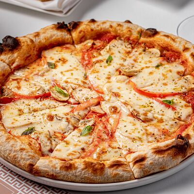 Пицца с курицей, овощами и моцареллой 30 см в Romano по цене 1400 ₽