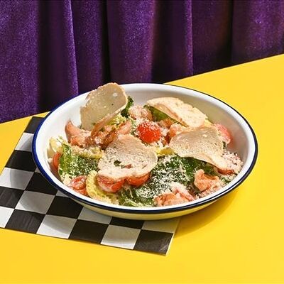 Салат Цезарь с креветками в Cheesemania по цене 630 ₽