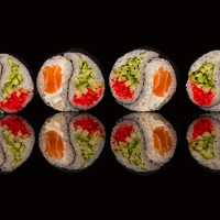 Ролл Инь-янь с лососем в SUSHIлка