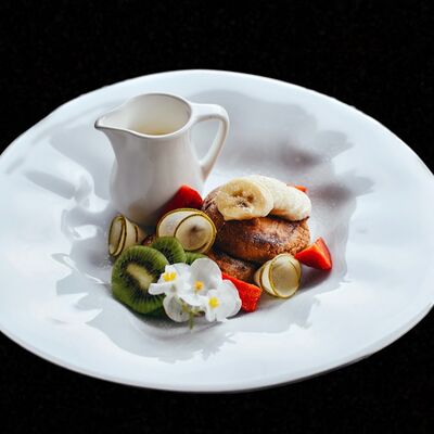 Сырники на топленом молоке с соусом из маракуйи в Лаверна по цене 650 ₽