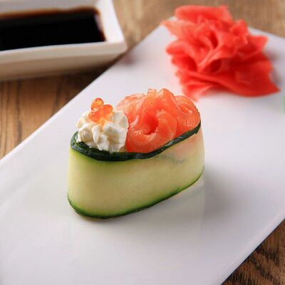 Гункан в огурце с лососем в Андеграунд Pizza & Sushi по цене 115 ₽