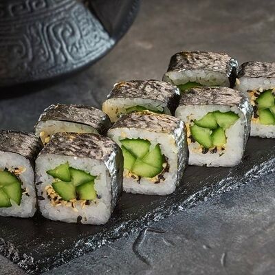 Ролл с огурцом в RED DRAGON SUSHI по цене 1079 ₽