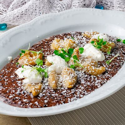 Рапаны с черным рисом Неро Венере в соусе из моллюсков и пармезана в Сен Тропе по цене 690 ₽