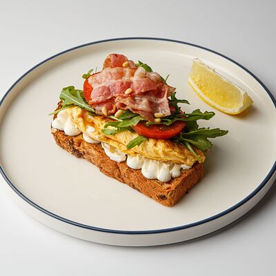 Тост скрембл и бекон в Avo kitchen & bar по цене 650 ₽