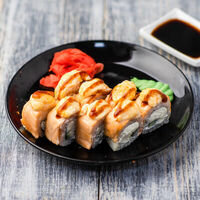 Запеченный ролл Филадельфия с лососем в Японский Двор