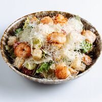 Салат Цезарь с тигровыми креветками из печи в Стейк & Эггс