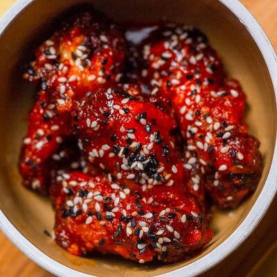 Куриные крылья в сеульском соусе в Co.mein по цене 550 ₽