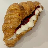 Круассан Вишня и взбитые сливки в Croissant