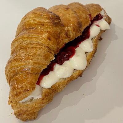 Круассан Вишня и взбитые сливки в Croissant по цене 250 ₽