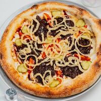 Пицца с говяжьими щечкамив Лебовски Пицца и Боулинг