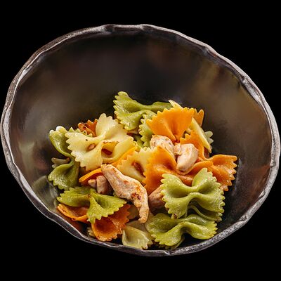 Цветные макароны с курицей в Zonda по цене 460 ₽