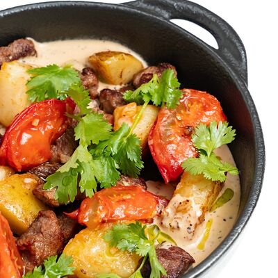 Жаркое с говядины с картофелем, томатами и соусом гамадари в Теория Гастробар по цене 988 ₽