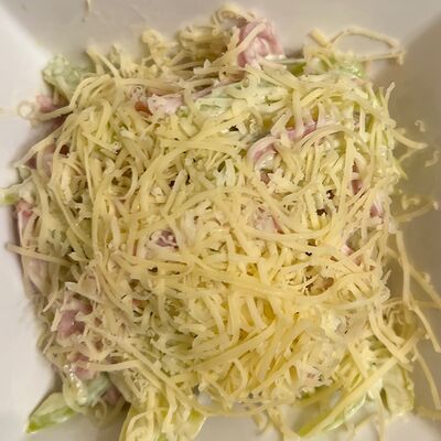 Салат с ветчиной и сыром в Кафе Южное по цене 400 ₽