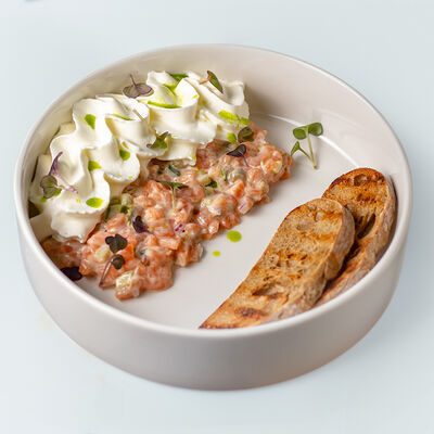 Тартар из лосося с битым огурцом и муссом из феты в Mukka по цене 778 ₽