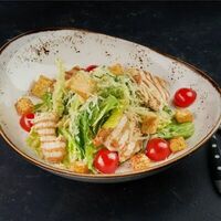 Салат Цезарь с креветками в Ауфф