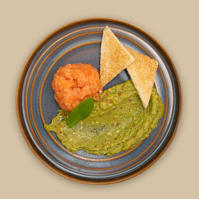 Тартар из лосося с гуакамоле в Любим сытно по цене 1245 ₽