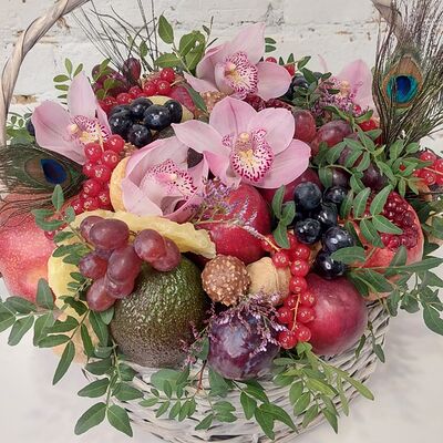 Корзина с орхидеями, гранатами, авокадо и сухофруктами в Buketonline - Съедобные букеты и клубника в шоколаде по цене 10890 ₽