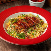 Салат куриный барбекю в T.G.I. Friday's