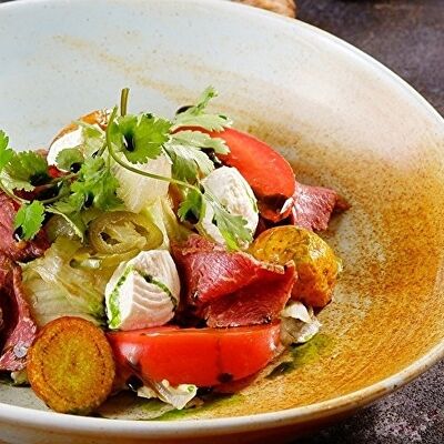 Салат с ростбифом, творожным сыром и свежими овощами в Сулугуни по цене 563 ₽