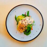 Кукурузно-картофельная вафля с авокадо и яичным муссом в Маффин