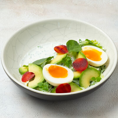 Зеленый салат со сметаной, авокадо и икрой щуки в Парк Культуры по цене 650 ₽