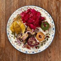 Тарелка грузинских закусок в Дзамико