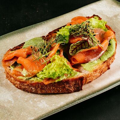 Смореброд с гравлаксом из форели на ремесленном тартине в Горки парк по цене 650 ₽