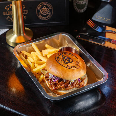 Бургер чиз с реберным мясом в Ирландский паб Тринити по цене 790 ₽