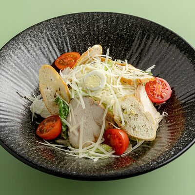 Салат Цезарь с креветками в Coffeeshop Company по цене 880 ₽