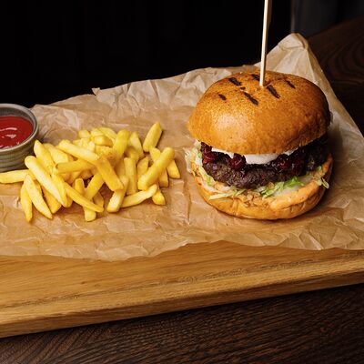 Бургер говяжий с вишней в Art lounge по цене 950 ₽