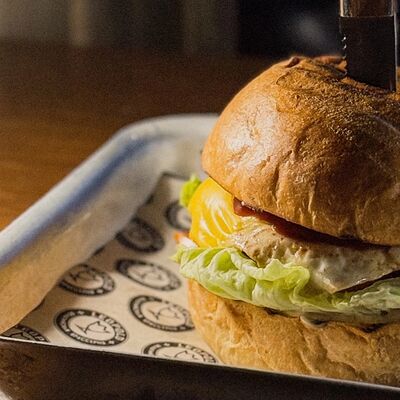 Чикенбургер на булочке бриошь в Леопольд по цене 820 ₽