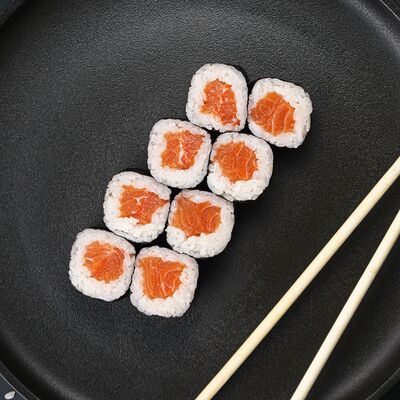 Роллы Маки с лососем в Хорошие руки - Роллы по цене 715 ₽