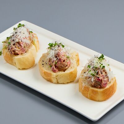 Брускетта с тартаром из говядины и устрично-трюфельным айоли в Stella Lounge по цене 29 р.