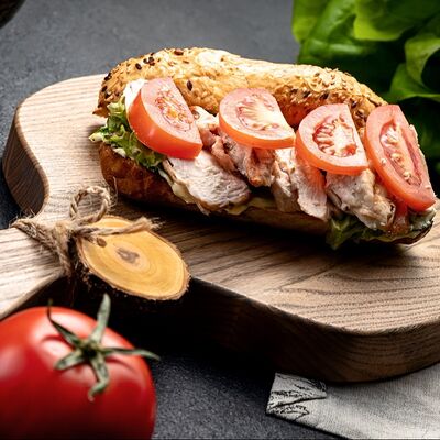 Сэндвич с Копченой куриной грудкой в Мёд и мясо по цене 320 ₽