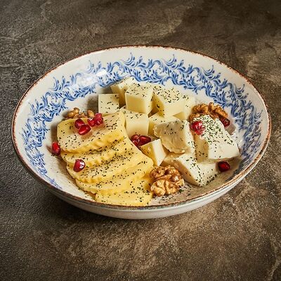 Кавказские сыры в Гранат по цене 590 ₽