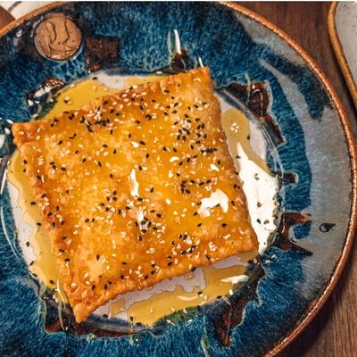 Кальцуни ме Фета ке мели в Греческая таверна Порто Миконос по цене 550 ₽