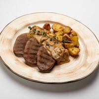 Телячий язык на гриле со сметанно-грибным соусом в Итальянец