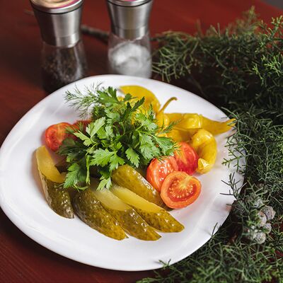 Тарелка солений в Жара по цене 650 ₽