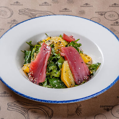 Салат с тунцом и авокадо в Braubauer по цене 590 ₽